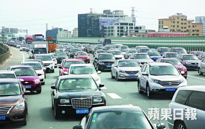 ■廣深沿江高速昨日仍然擠塞，其中虎門段情況尤其嚴重。《蘋果》記者攝