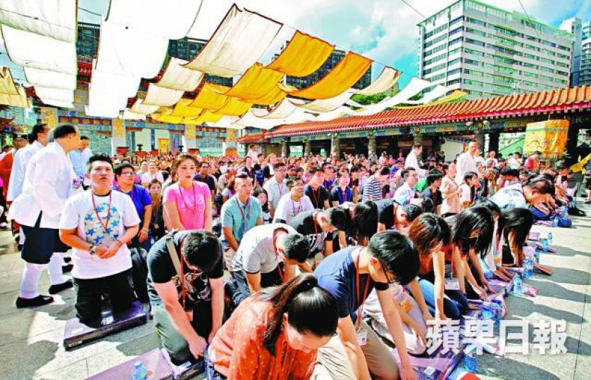 ■500名善信向黃大仙三跪九叩，成為神明的契仔契女。陳善南攝■自小信道教的空少傅承龍從新加坡來港上契。