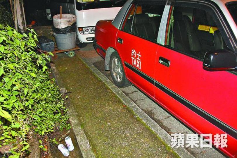 ■的士旁邊遺下空啤酒罐。李家傑攝
