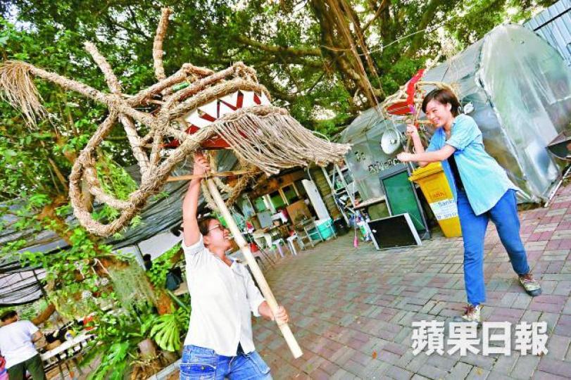 ■阿咕（左）和阿鳳（右）期望透過紮火龍工作坊，將傳統傳承下去。王心義攝■黃志強在耳濡目染下學識紮火龍，兩天就可紮完一條。