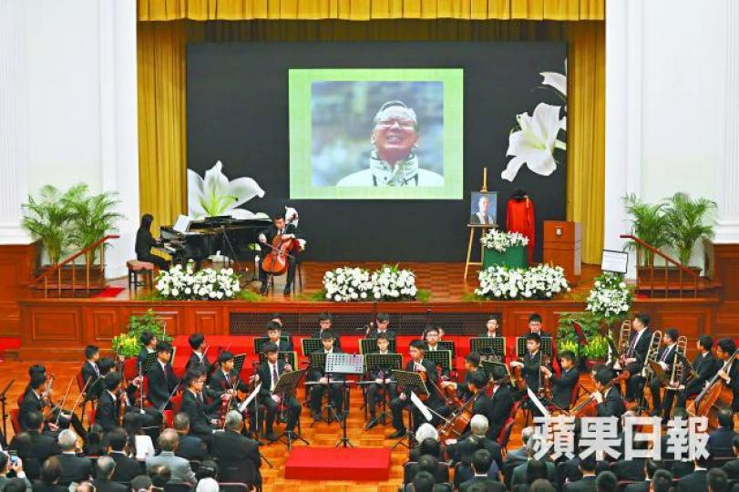 ■港大醫學院長梁卓偉（左）及食衞局長陳肇始出席追思會。
