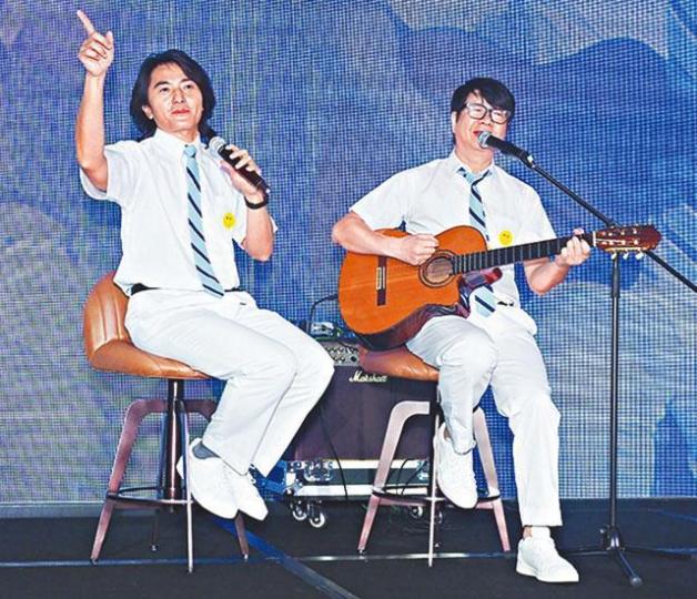 ■伊健穿上校服出場，大唱經典歌。
