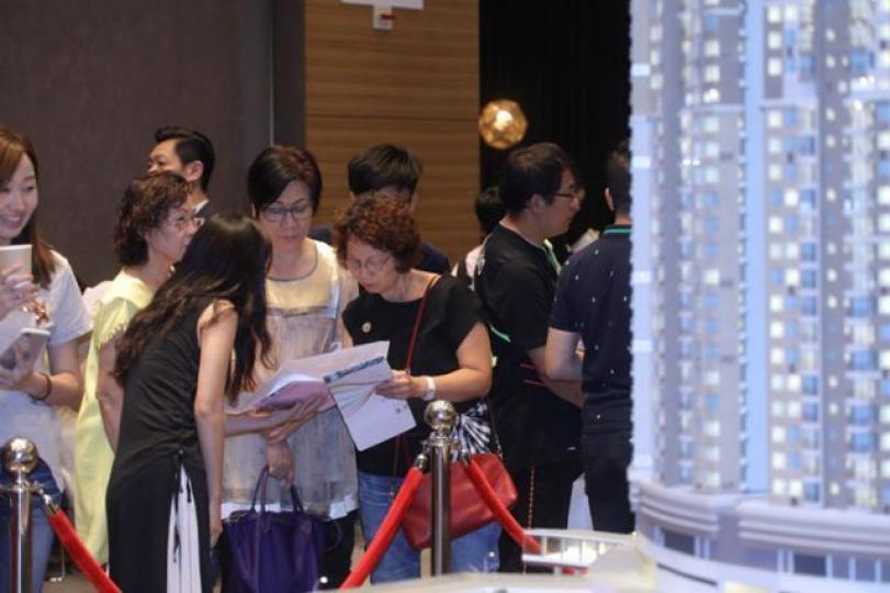 ■使用發展商一按買樓，3年後要避免捱貴息，就必須轉按銀行。資料圖片