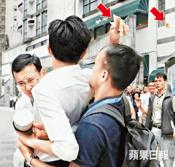 ■吳文遠昨否認控罪,在庭外展示V字手勢。易仰民攝
■吳文遠昨否認控罪,在庭外展示V字手勢。易仰民攝