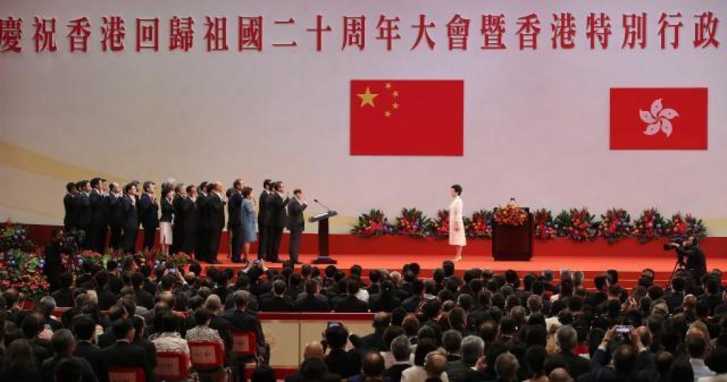 ■新一屆政府思維相信是,與其採高壓手段降低樓價,不如「整大個餅」,讓市民輕鬆上車,減低社會怨氣。 ■新一屆政府思維相信是,與其採高壓手段降低樓價,不如「整大個餅」,讓市民輕鬆上車,減低社會怨氣。
