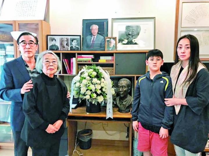 ■兒子何寧（左起）、何老太宋以敏、孫子何抒航及兒媳康平悼念何方。相片由何方家人提供何方1922-2017