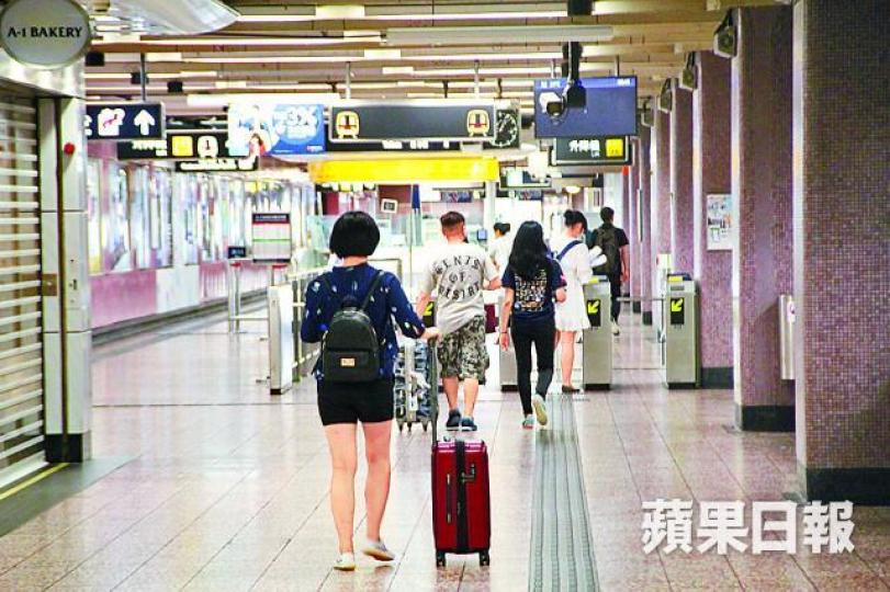■一名休班警長涉要求在港鐵站非禮疑犯交掩口費。