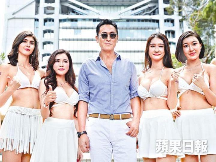 ■馬德鐘被眾巨乳Models圍繞,只敢向前望。 ■馬德鐘被眾巨乳Models圍繞,只敢向前望。