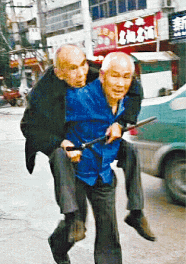 ■老兒子背老父求醫，讓人感動。