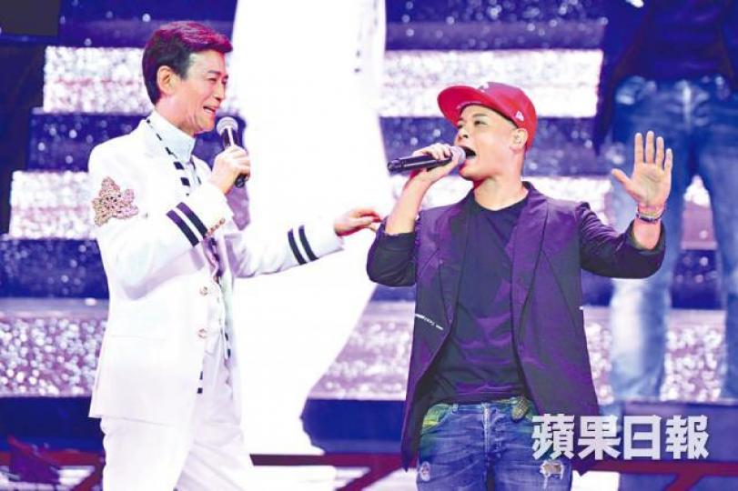 ■鄭少秋(左)大放笑彈,指側田的歌總跟他搞對抗。
■鄭少秋(左)大放笑彈,指側田的歌總跟他搞對抗。