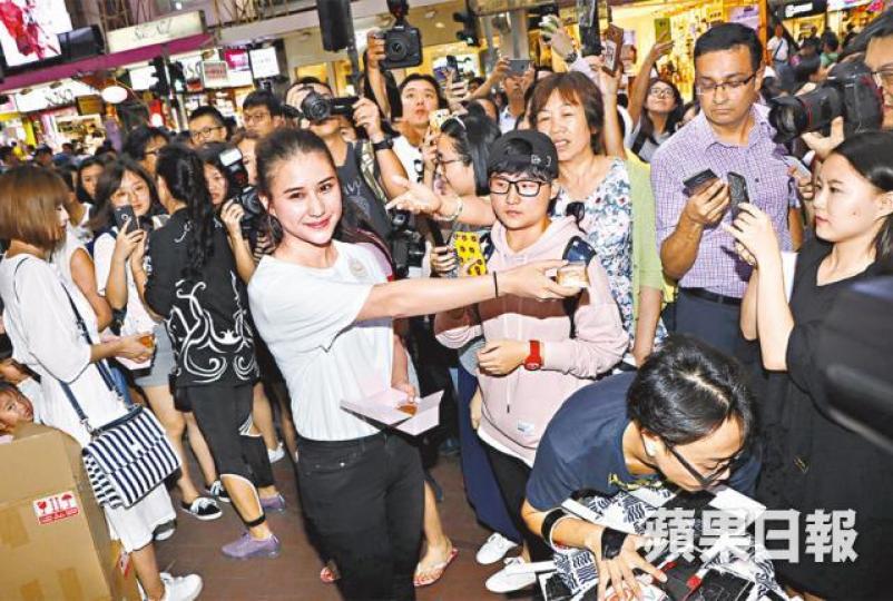 ■超蓮昨日現身銅鑼灣街頭，向市民派月餅做善事。
