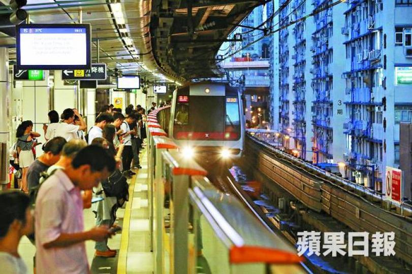 ■港府擬將港鐵股息補貼長途乘客車資。資料圖片