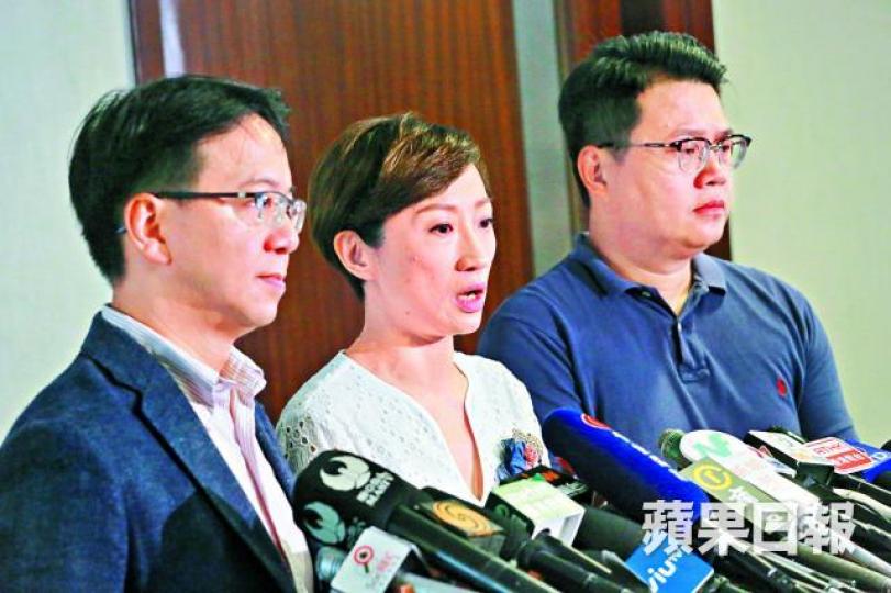 ■莫乃光（左）和尹兆堅（右）原提出口頭質詢，惟突遭拒絕；中為一地兩檢關注組召集人陳淑莊。周智堅攝