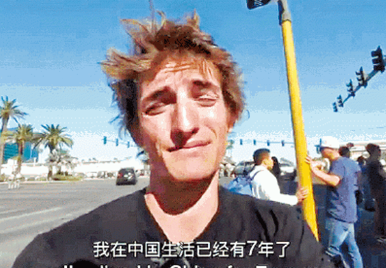 ■法國網民在微博講述槍擊案經歷。