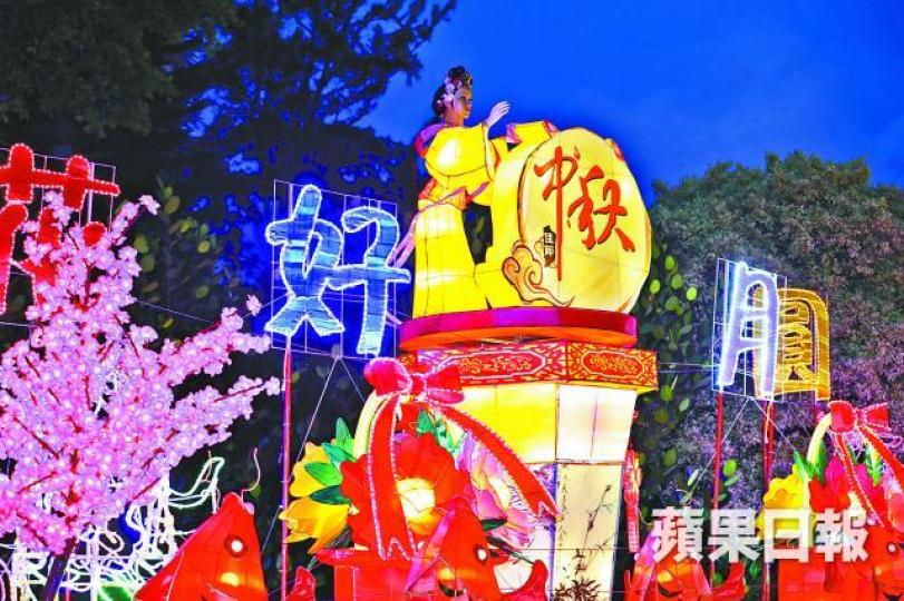 ■中山紀念公園內的嫦娥假人及電腦字被指毫無東方美感。彭志行攝■九龍仔公園的十‧一太空人燈飾被揶揄為「羅茲威爾」。 ■中山紀念公園內的嫦娥假人及電腦字被指毫無東方美感。彭志行攝■九龍仔公園的十‧一太空人燈飾被揶揄為「羅茲威爾」。