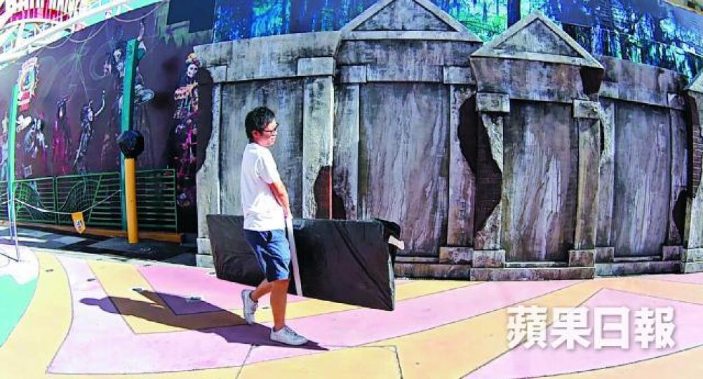 ■海洋公園「活埋凶間」上月發生奪命意外後封閉，工人日前將懷疑涉案木板撿走。麥超億攝死者張朝傑