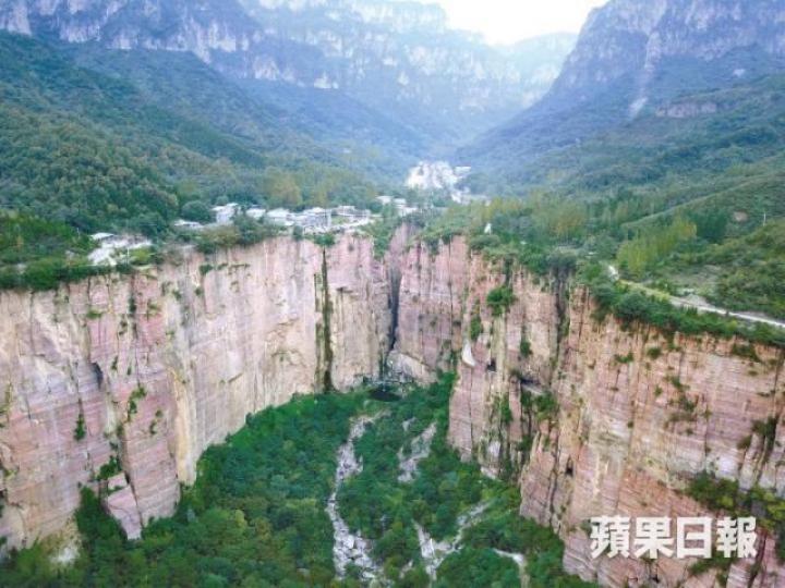 ■郭亮村位處200米垂直懸崖上，村民用5年開出一條公路，被譽為世界第九大奇蹟。朱家駿攝■掛壁公路就如鑲嵌在峭壁的走廊。易仰民攝■遊客在長廊鑿開的天窗拍照。易仰民攝■郭亮村成為著名景點，不少地方改建為接待遊客的旅店。易仰民攝