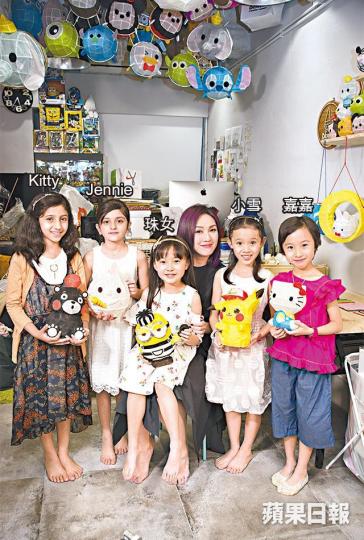 ■楊千嬅日前和五個小孩團圓，一年多沒見，嘉嘉讚千嬅：「又靚咗！」攝影：周樂恒■千嬅教五個小孩製作白兔燈籠。■（左起）小雪、嘉嘉和珠女已升讀小四，千嬅笑言她們開始有少女味。■《五個小孩的校長》劇情感人，更成為前年最高票房港產片。資料圖片■千嬅考慮過為Torres生多個，讓囝囝有個伴。資料圖片