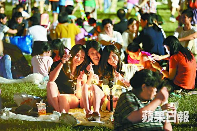 ■不少市民前晚到維園等戶外地方賞月慶中秋。夏家朗攝■郊野公園中秋過後垃圾量大增，清潔工忙於清理。張志華攝■燒烤場廚餘回收桶被人塞滿普通垃圾。
