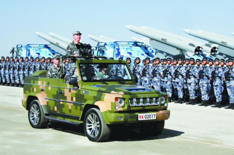 ■習近平自十八大上台以來,全力打政壇和軍中大老虎,鞏固其中共最高領導人的地位。圖為習今年八一建軍節前夕到內蒙古閱兵。 ■習近平自十八大上台以來,全力打政壇和軍中大老虎,鞏固其中共最高領導人的地位。圖為習今年八一建軍節前夕到內蒙古閱兵。