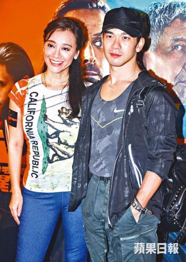 ■龐景峰與母親郭秀雲一同睇首映。
