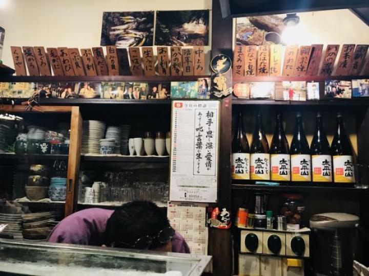 ■位於涉谷的小小居酒屋，店內老闆一腳踢，對熟客來說，這裏是店也是家。作者提供圖片