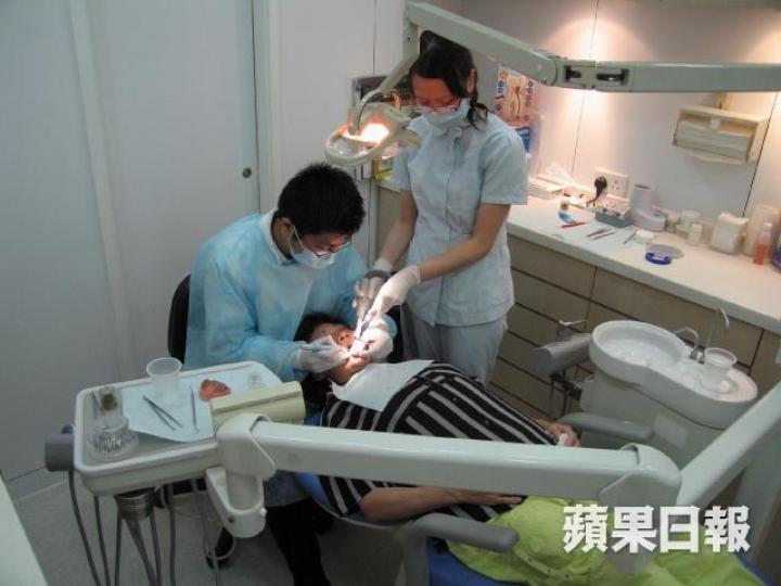 ■長者牙科服務資助計劃的受助年齡,將由75歲調低至65歲。資料圖片 ■長者牙科服務資助計劃的受助年齡,將由75歲調低至65歲。資料圖片