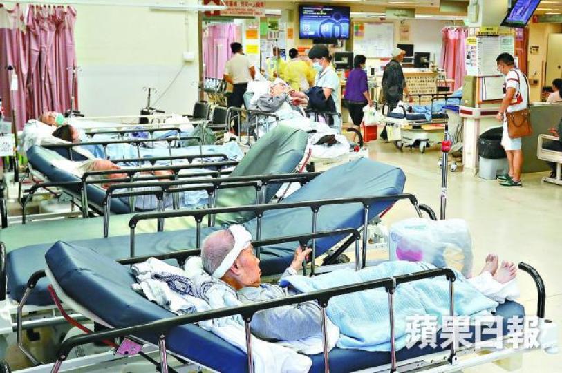 ■伊利沙伯醫院曾因病房逼爆,不少病人要長時間在急症室等上房。資料圖片 ■伊利沙伯醫院曾因病房逼爆,不少病人要長時間在急症室等上房。資料圖片