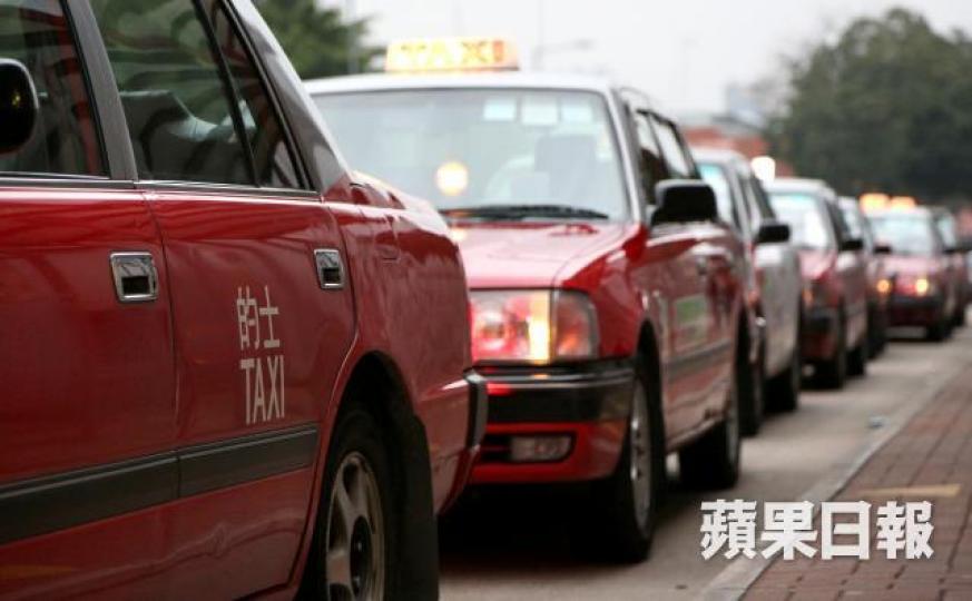 ■曾有警員秘撈揸的士卻遇上警方放蛇,被揭濫收車資被即場拘捕。 ■曾有警員秘撈揸的士卻遇上警方放蛇,被揭濫收車資被即場拘捕。