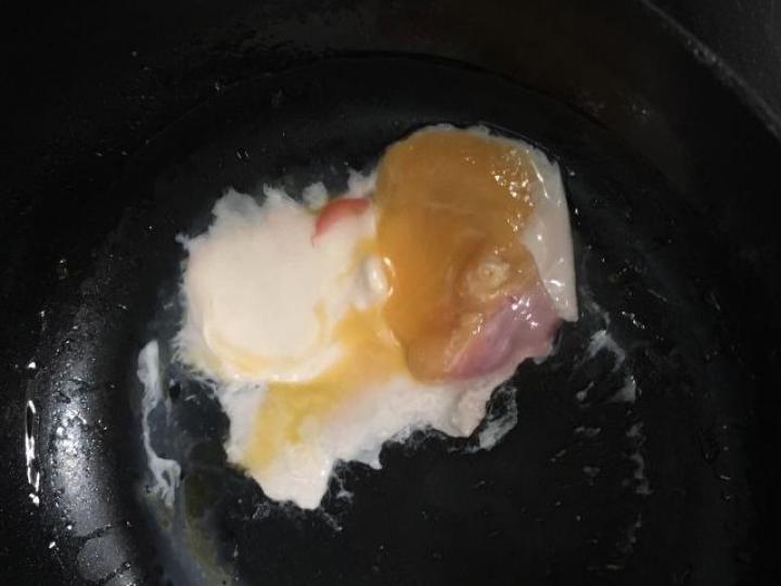 ■投訴人指在何文田的百佳購買比利時「Ovyta」進口雞蛋,「打蛋」驚見血水及粉紅色固體。投訴人提供圖片 ■投訴人指在何文田的百佳購買比利時「Ovyta」進口雞蛋,「打蛋」驚見血水及粉紅色固體。投訴人提供圖片
