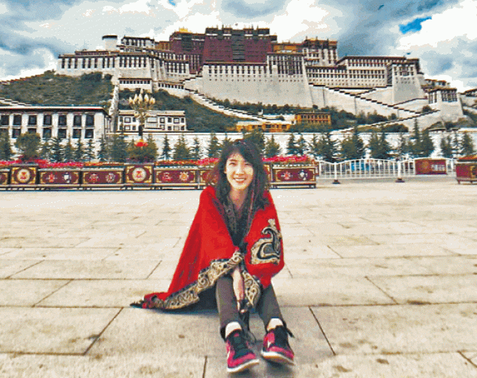 ■今年8月旻誼到西藏旅行,坐在布達拉宮前留影。受訪者提供圖片■加入中大空手道部的旻誼(前排中)與同學慶祝生日。 ■今年8月旻誼到西藏旅行,坐在布達拉宮前留影。受訪者提供圖片■加入中大空手道部的旻誼(前排中)與同學慶祝生日。