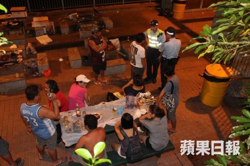 ■警方在深水灣燒烤區調查案情。
