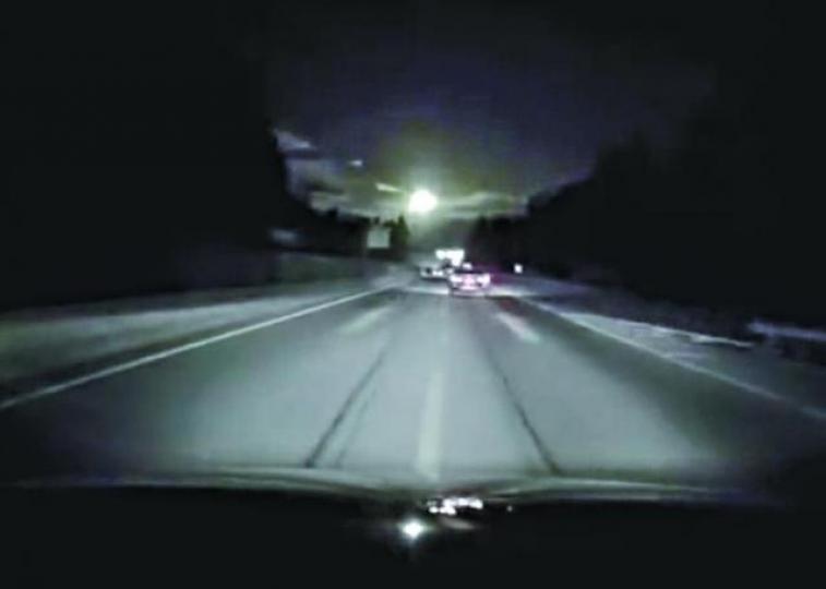 ■民眾於車上亦拍到隕石。互聯網 ■民眾於車上亦拍到隕石。互聯網