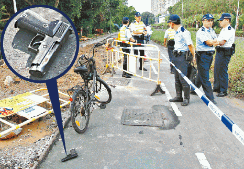 ■多名警員在單車跌出閹槍的現場調查。 ■多名警員在單車跌出閹槍的現場調查。