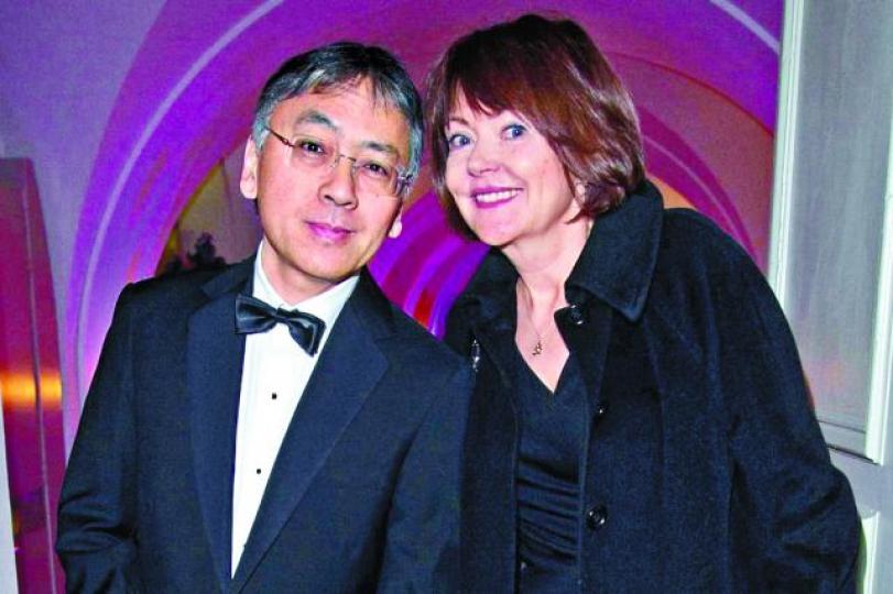 ■石黑一雄跟妻子洛娜。