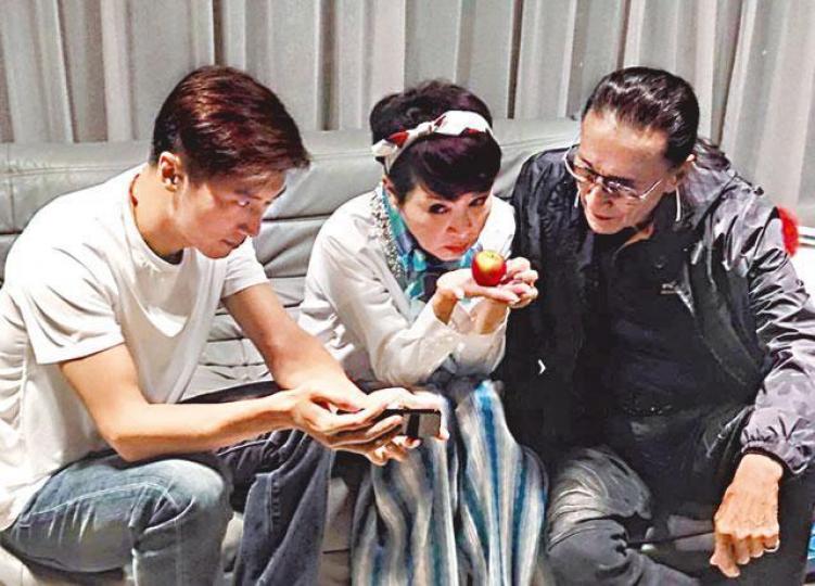 ■（左起）霆鋒、拉姑及謝賢，齊齊演繹「舉頭望明月」，被讚到位。
