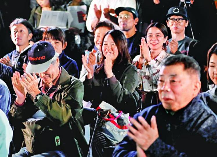 ■村上春樹的日本書迷得悉石黑一雄獲得諾貝爾獎的消息，興奮鼓掌。路透社