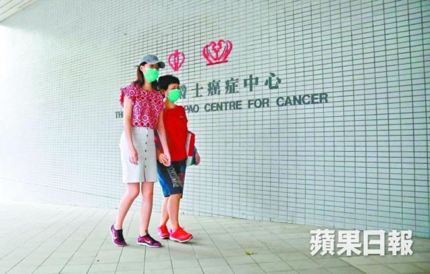 ■早前旻誼在母親陪同下到癌症中心覆診。邱仲權攝■旻誼患病後與兄長關係變得親密，兩人重演年幼時合照姿勢。