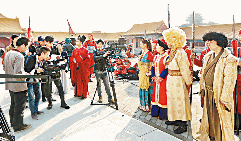 ■遊客當一日「皇上」獲後宮佳麗侍候。

