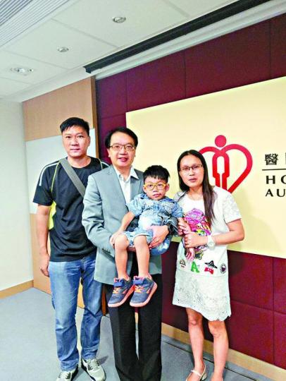■曉進昨獲批用藥治療，一家人與醫管局聯網服務總監張偉麟（右三）合照。受訪者提供圖片
