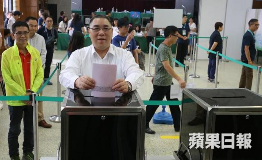■澳門上月舉行立法會選舉，行政長官崔世安到票站投票。資料圖片
