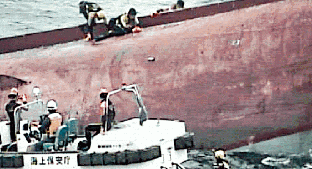 ■日海上保安廳人員搜救墮海船員。
