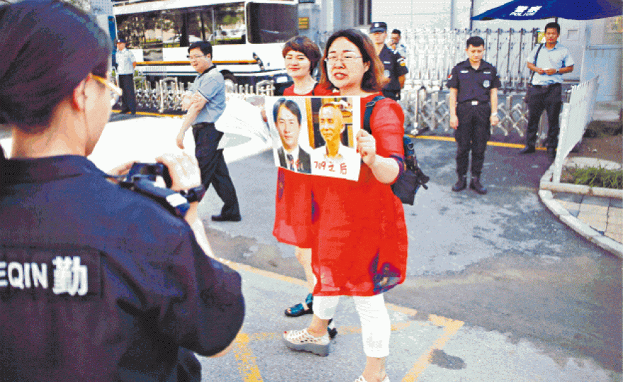 ■709事件中被捕者的家屬上街維權，以笑對抗當局粗暴執法。
