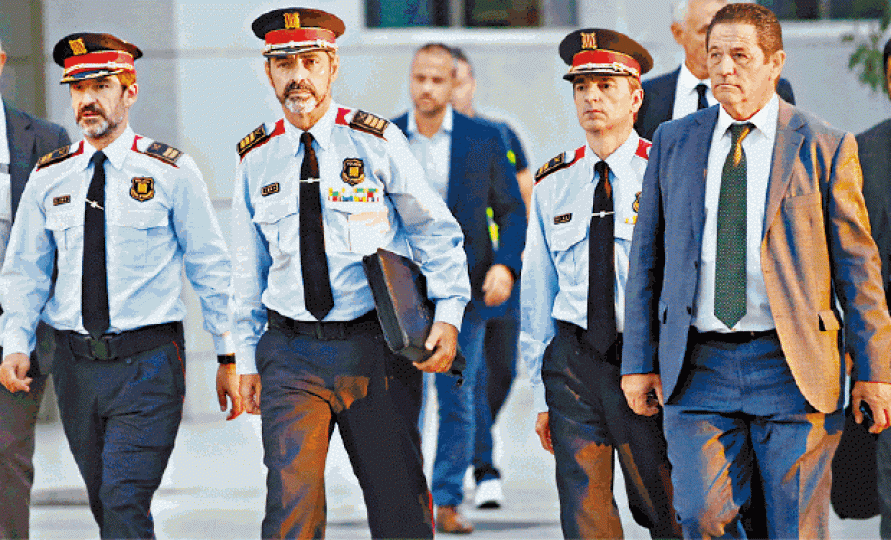 ■加泰地區警察局長特拉佩羅（左二）及獨派組織領袖等被指涉嫌煽動叛亂，昨在馬德里提堂。路透社
