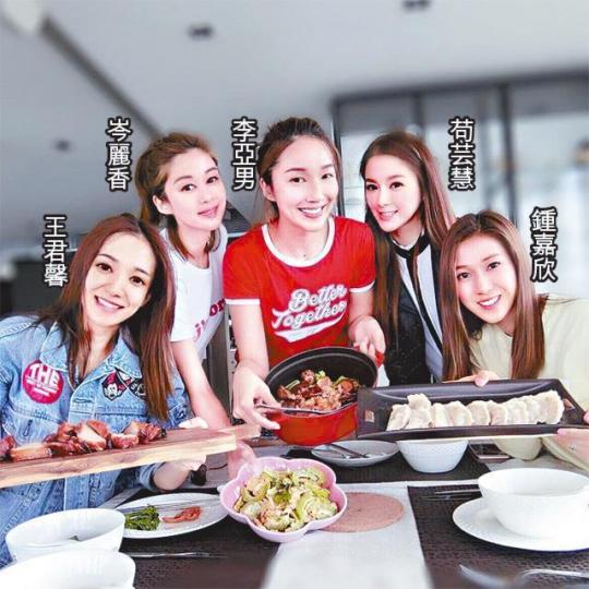 ■鍾嘉欣難得返港，即相約一班好姊妹見面。互聯網圖片

