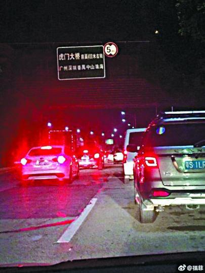 ■虎門大橋前晚開始塞車，內地網民大感無奈。互聯網
