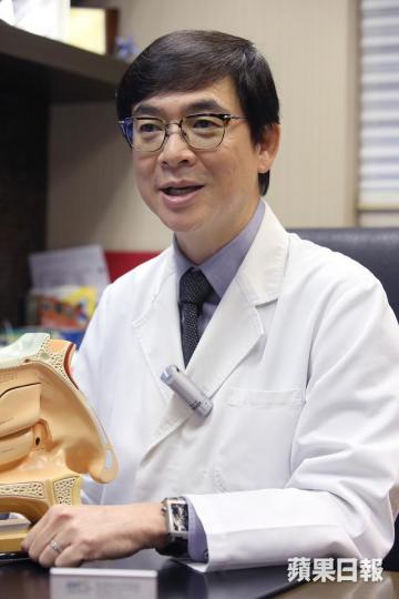 ■黃漢威醫生表示，若鱗狀乳頭狀瘤於皮下組織扎根，因手術落刀較深，病人需全身麻醉，以及留院觀察。資料圖片
