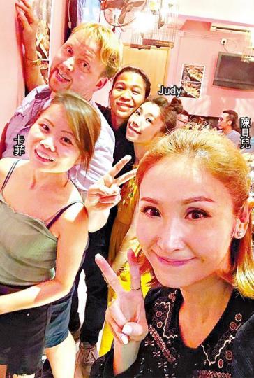 ■失婚陳貝兒前晚與異鄉人妻卡菲和Judy相約追月聚會，齊齊打邊爐。

