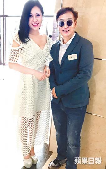 ■筱靖唔撈面包台，朱明銳承諾會計清人工給她。■筱靖（右二）上月與面包台CEO台長朱明銳（右一）一同到長春出席活動。