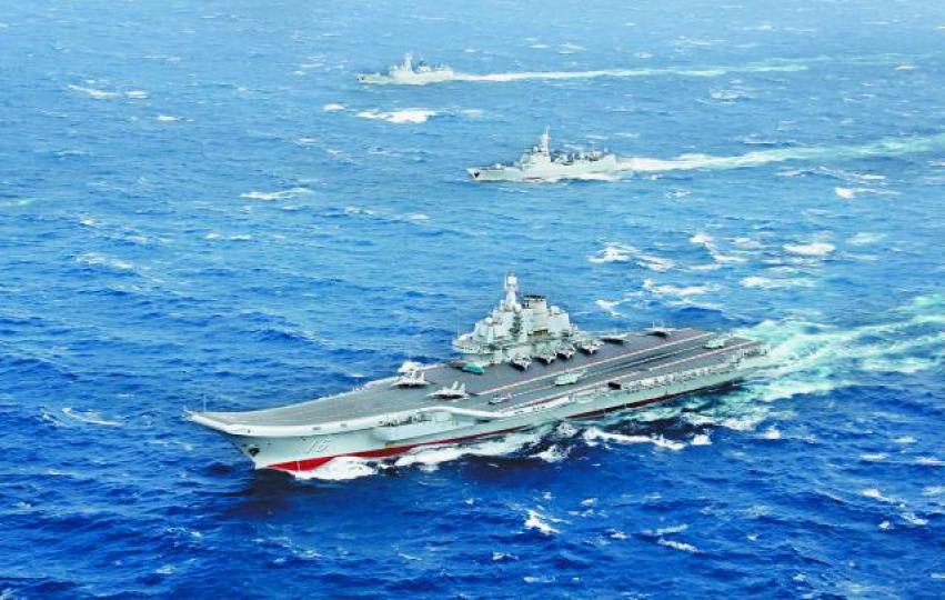 ■中國海上的軍事擴張惹各國關注，圖為航母遼寧號出巡。資料圖片